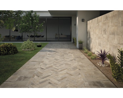 Exteriér s dlažbou a obkladmi v modernom dizajne