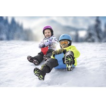 Dve deti sa sánkujú na snehu s mini bobom.