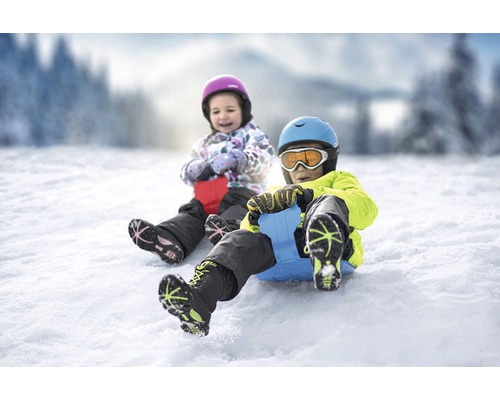 Dve deti sa sánkujú na snehu s mini bobom.