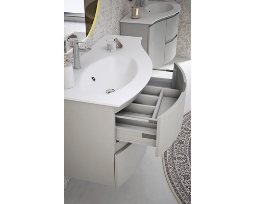 Moderná kúpeľňa s umývadlovou skrinkou, otvorenou zásuvkou a okrúhlym kobercom