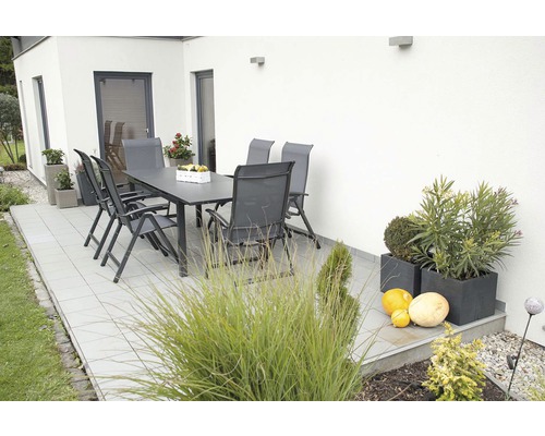 Terasa so záhradným stolom a stoličkami, kvetináčmi a dekoráciami