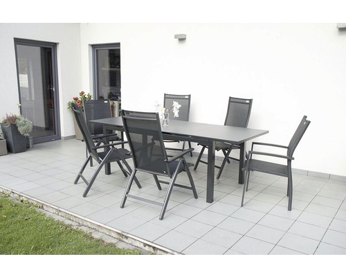 Záhradný nábytok so stolom a šiestimi stoličkami na terase