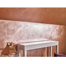 Nástenná dekorácia s metalickým efektným náterom a bielym konzolovým stolom