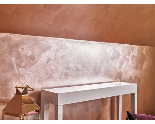 Nástenná dekorácia s metalickým efektným náterom a bielym konzolovým stolom