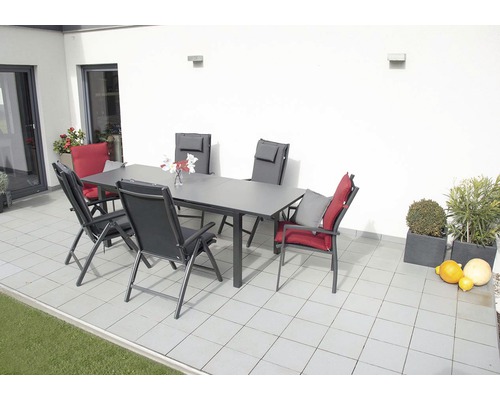 Záhradná sedacia súprava so stolom a stoličkami na terase.