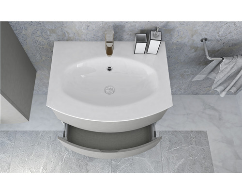 Umývadlo s otvorenou zásuvkou, batériou a kúpeľňovými doplnkami v kúpeľni