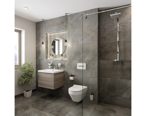 Moderná kúpeľňa s umývadlom, zrkadlom, toaletou a sprchou pred sivými obkladmi.