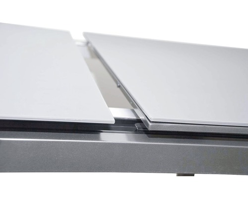 Detail výsuvného stola s kovovým rámom a stolovými doskami