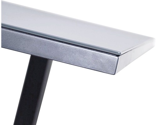 Detailný pohľad na stolnú dosku so sklenenou doskou a kovovým rámom