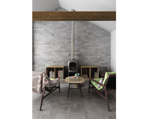 Obývacia izba s kamenným krbom, tehlovou stenou a drevenými trámami