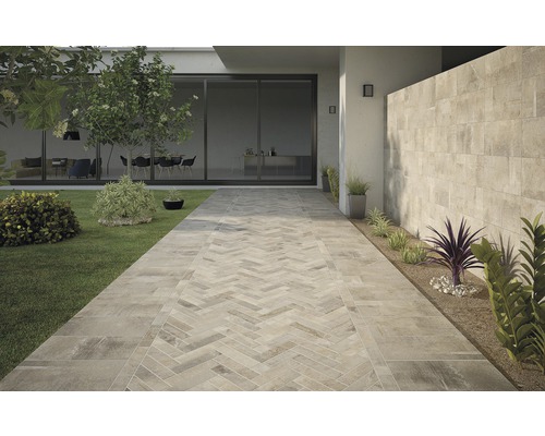 Záhradný chodník z keramických dlaždíc s rybím vzorom