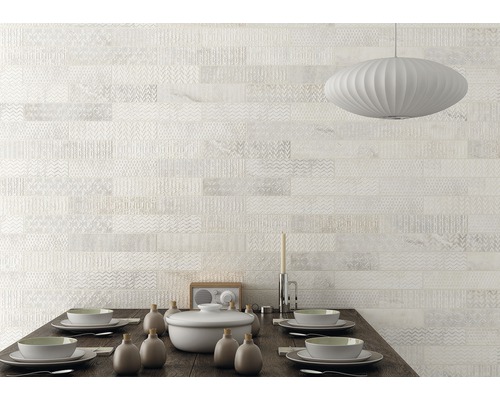 Dizajn steny so svetlými, vzorovanými dlaždicami nad jedálenským stolom.