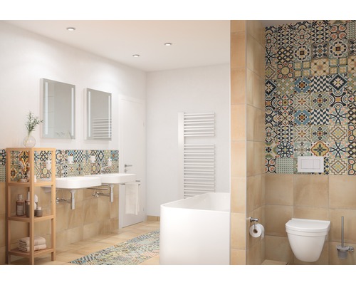 Svetlá kúpeľňa s umývadlami, zrkadlami, vaňou, toaletou a obkladmi so vzormi