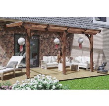 Drevená pergola so sedacou súpravou na terase v záhrade