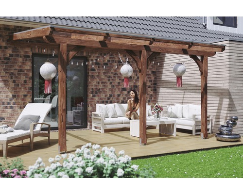 Drevená pergola so sedacou súpravou na terase v záhrade
