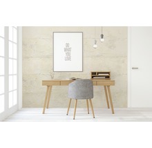 Svetlý pracovný priestor so stolom, stoličkou a dekoráciou na stenu