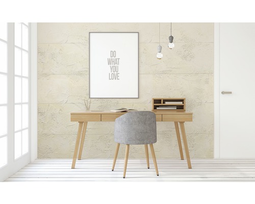 Svetlý pracovný priestor so stolom, stoličkou a dekoráciou na stenu