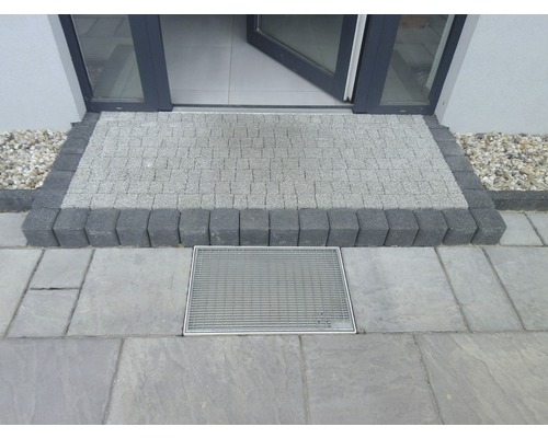 Vstupný priestor s dlažobnými kockami a odvodňovacím žľabom