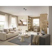 Obývacia izba s pohovkou, kreslami, knižnicou a okennou dekoráciou