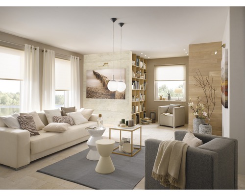 Obývacia izba s pohovkou, kreslami, knižnicou a okennou dekoráciou