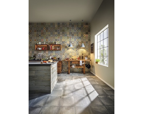 Svetlá kuchyňa s kuchynským ostrovom, drevenými prvkami, obloženou stenou a veľkým oknom