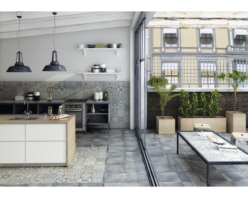 Svetlá kuchyňa s kuchynským ostrovom, dlažbou, kuchynským stolom a rastlinami na terase