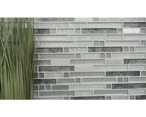 Mozaiková dlaždica so sklenenými a kovovými prvkami