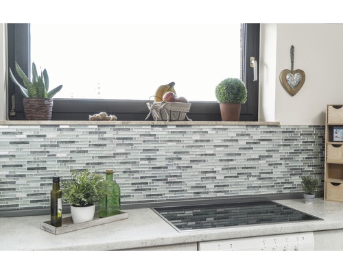 Kuchynská scéna s mozaikovými obkladmi ako zástena