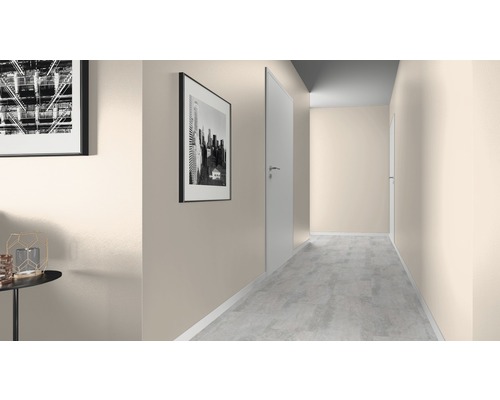 Chodba s dverami, farbou na stene a obrazmi na stene