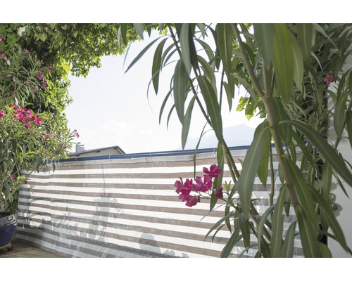 Balkónová clona s vodorovnými pruhmi a rastlinami