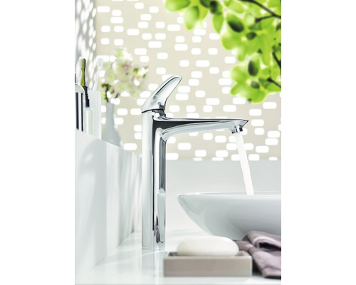 Moderná kúpeľňa s chrómovanou batériou, umývadlom a mydlom