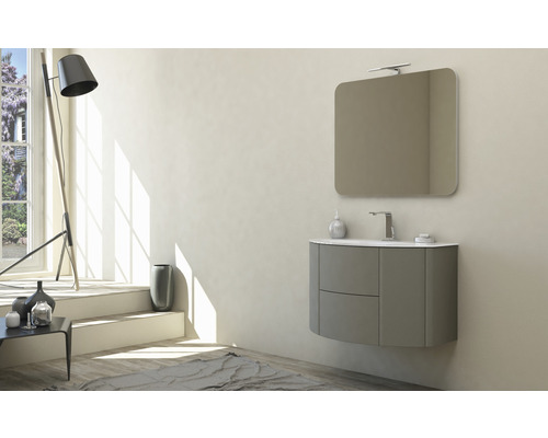 Kúpeľňa s umývadlovou skrinkou, zrkadlom a osvetlením v modernom dizajne