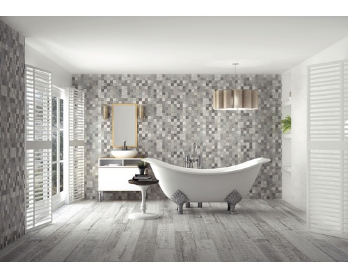 Kúpeľňa s voľne stojacou vaňou, mozaikovými obkladmi a umývadlovou skrinkou