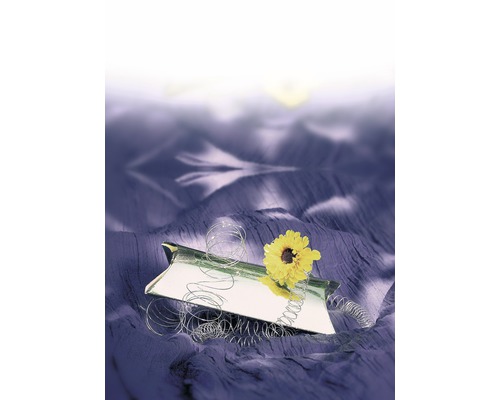 Dekorácia so zrkadlom, drôtom a žltým kvetom na látke