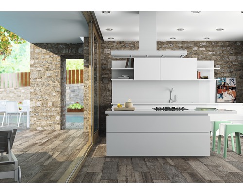 Svetlá, moderná kuchyňa s kuchynským ostrovčekom, digestorom, bielymi skrinkami a kamennou stenou
