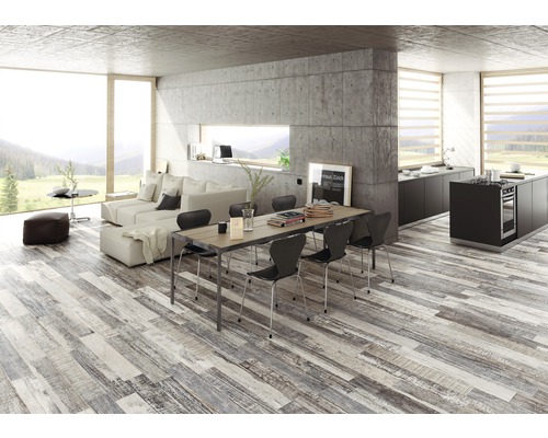 Svetlá obývacia izba s kuchyňou, jedálenským stolom a pohovkou