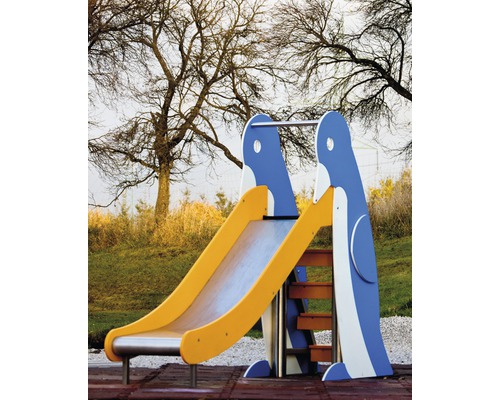 Šmýkačka tučniak s drevenými schodíkmi do záhrady