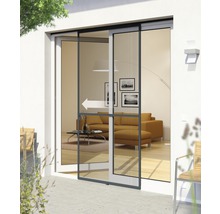 Posuvné dvere proti hmyzu pred terasovými dverami s výhľadom do obývacej izby