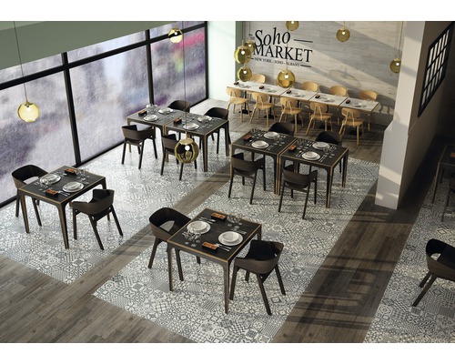 Pohľad na reštauráciu so stolmi, stoličkami a vzorovanými dlaždicami