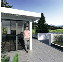 Terasa s terasovými doskami, posuvnými dverami a mužom