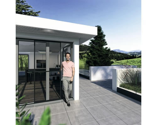 Terasa s terasovými doskami, posuvnými dverami a mužom