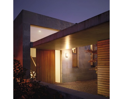 Pohľad na vchod do domu s dverami a vonkajšou lampou