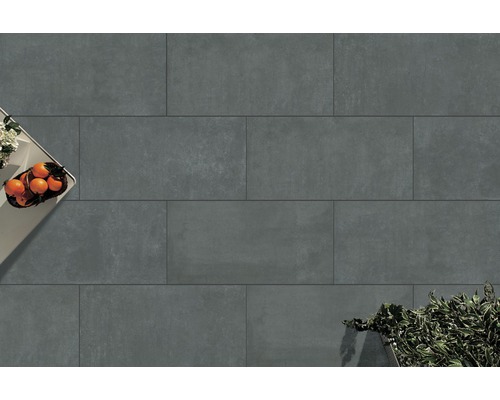 Veľkoformátové dlaždice v exteriéri so stolom a rastlinami