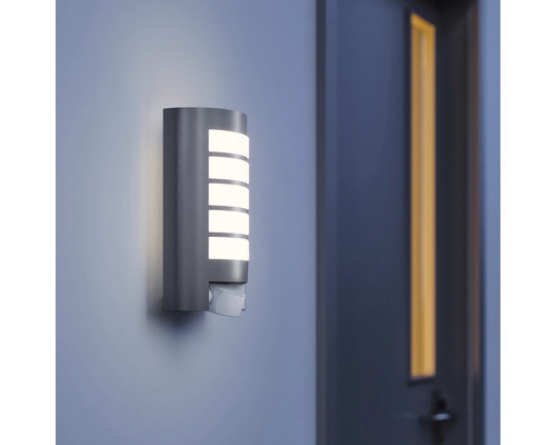 Svietiace vonkajšie nástenné svietidlo s pohybovým senzorom na stene