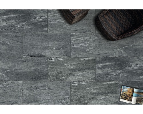 Pohľad na podlahu so sivými dlaždicami a dvoma ratanovými kreslami