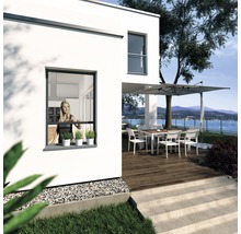 Moderný dom s oknom, sieťou proti hmyzu a terasou so záhradným nábytkom