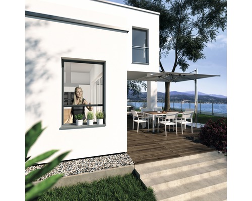 Moderný dom s oknom, sieťou proti hmyzu a terasou so záhradným nábytkom