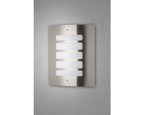 Nástenné svietidlo z kovu s piatimi svetelnými prvkami