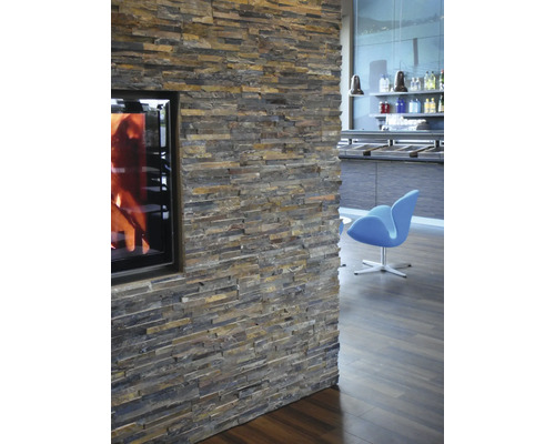 Stena s obkladom z prírodného kameňa a krbom v obývacej izbe.