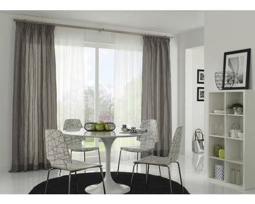 Moderná jedáleň so závesmi, stolom, stoličkami a regálom